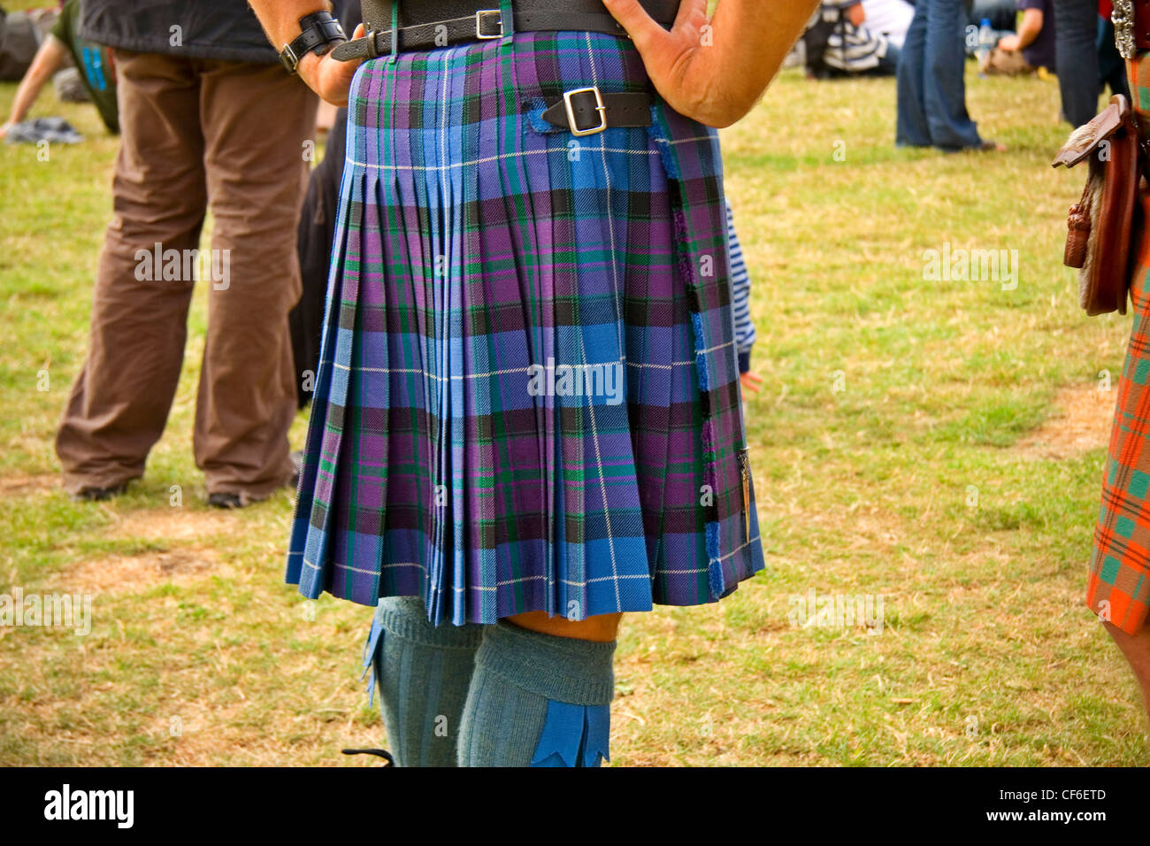 Vue arrière d'un homme vêtu d'un kilt écossais traditionnel. Banque D'Images