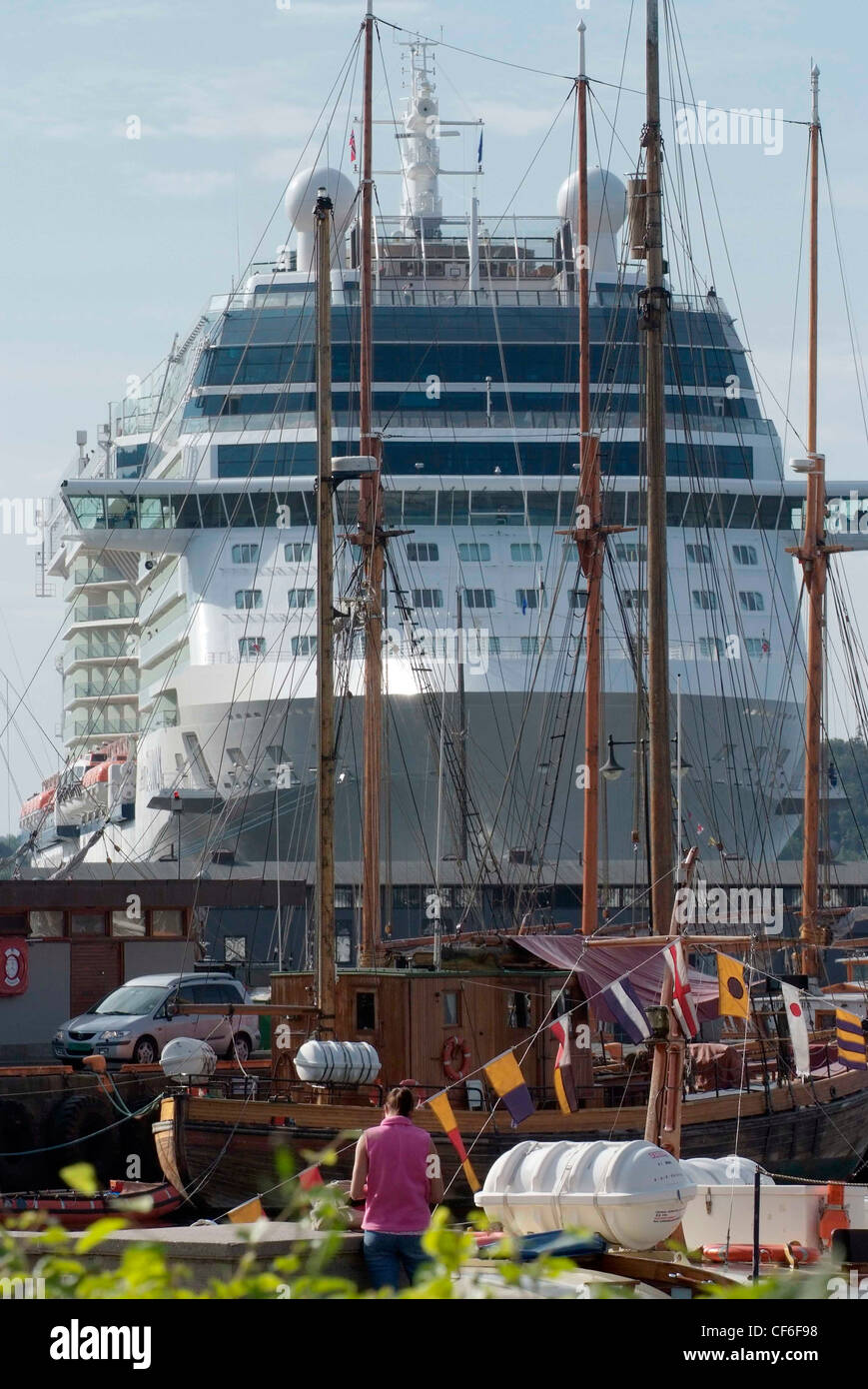 Le port d'Oslo Norvège croisières Celebrity Equinox de croisière amarré au cours de croisière fjord. Vinatge bateaux à voile en premier plan Banque D'Images