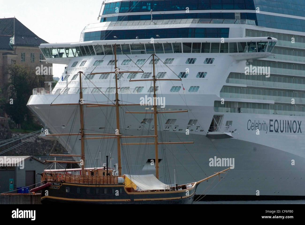 Le port d'Oslo Norvège croisières Celebrity Equinox de croisière amarré au cours de croisière fjord. Vinatge bateaux à voile en premier plan Banque D'Images