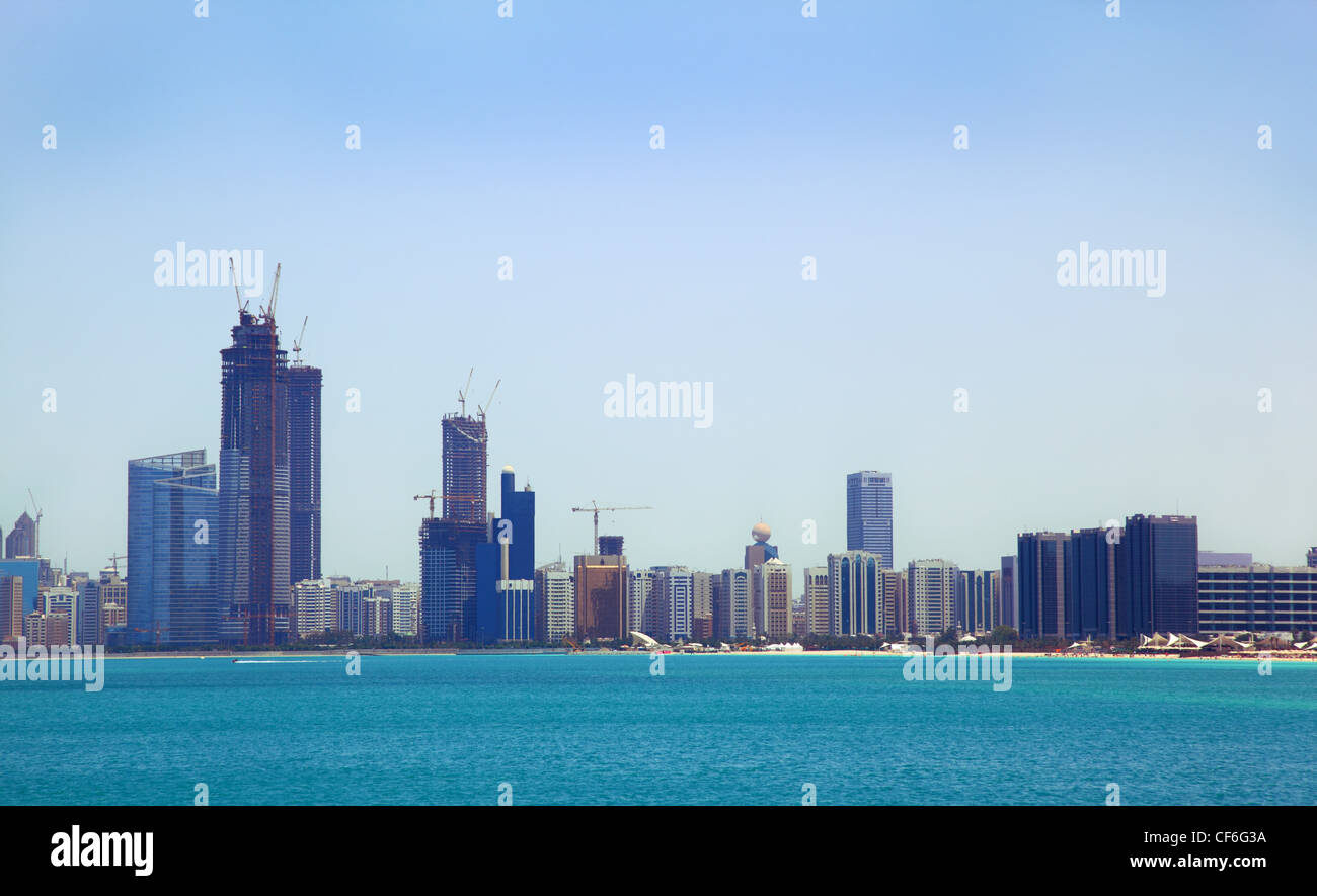 La vue depuis la mer des bâtiments et gratte-ciel du centre-ville d'Abu Dhabi. Banque D'Images