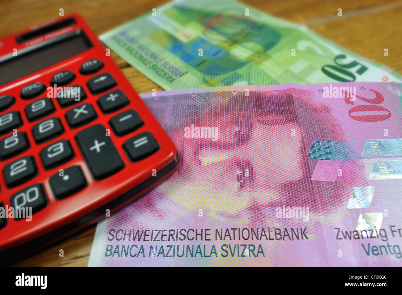 Les billets de banque suisses et calculatrice de poche rouge Banque D'Images