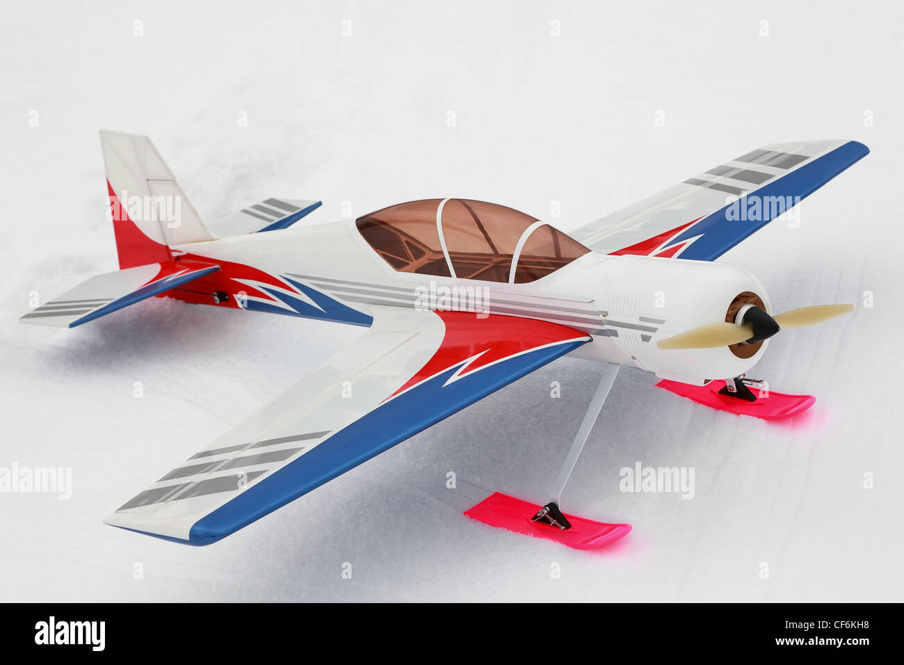 Petit modèle d'avion radio-commandé est sur à la neige Photo Stock - Alamy