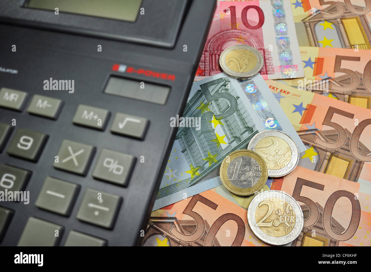 Image conceptuelle avec les billets et pièces en euro et calculatrice pour illustrer la crise bancaire dans les pays de l'Union européenne Banque D'Images