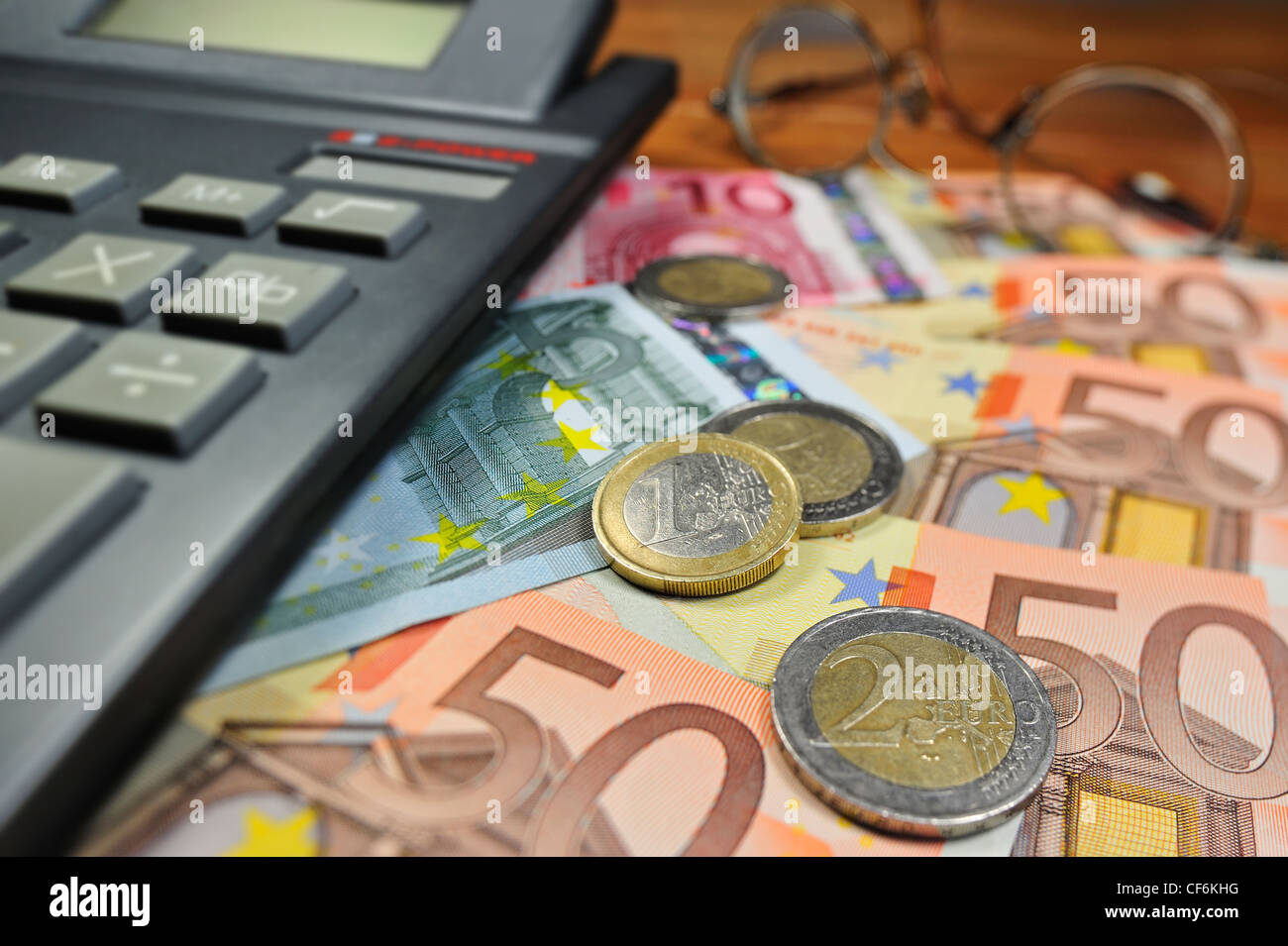 Image conceptuelle avec les billets et pièces en euro et calculatrice pour illustrer la crise bancaire dans les pays de l'Union européenne Banque D'Images