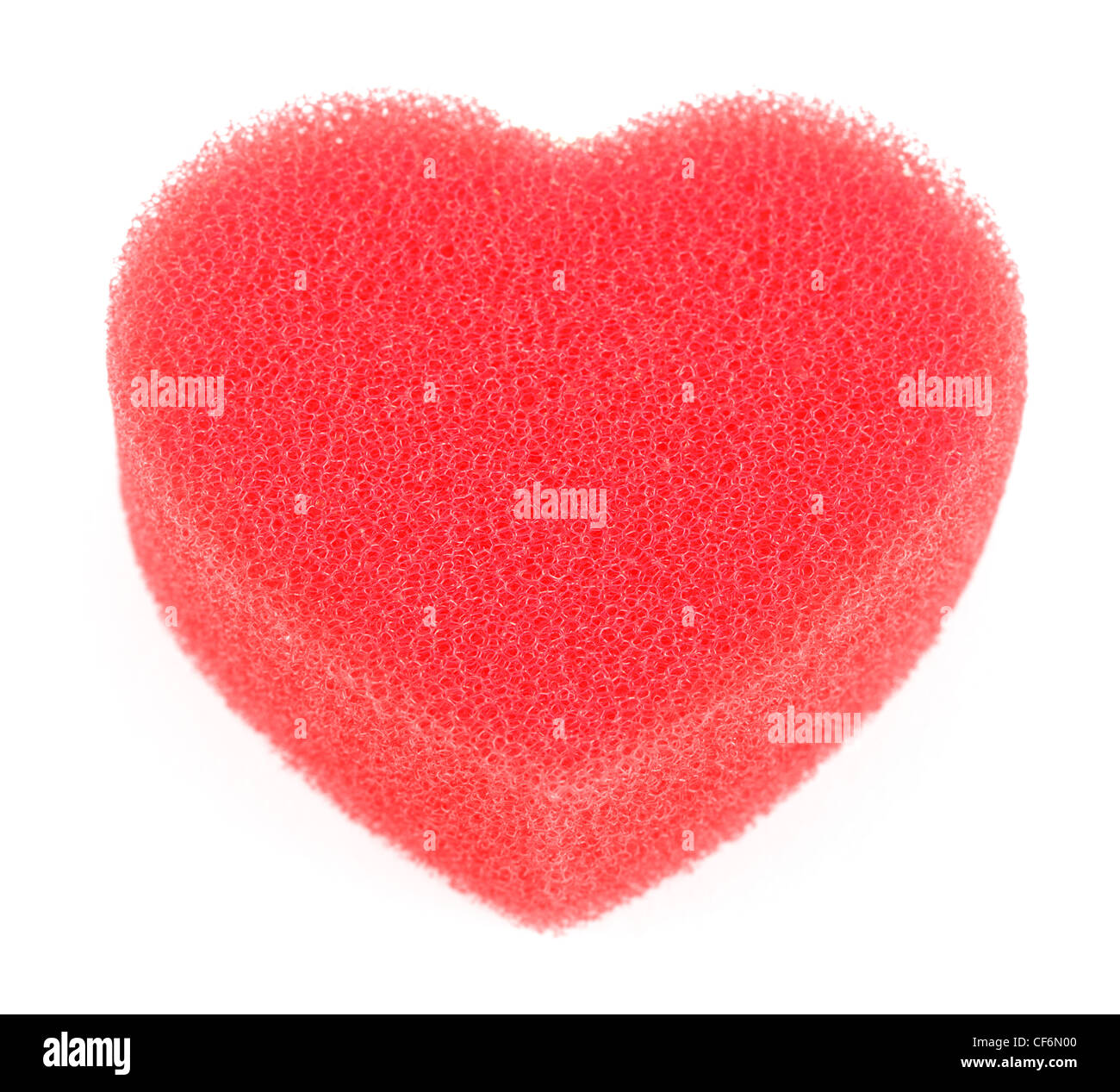 Pour l'éponge douche en forme de gros coeur rouge isolated on white Banque D'Images