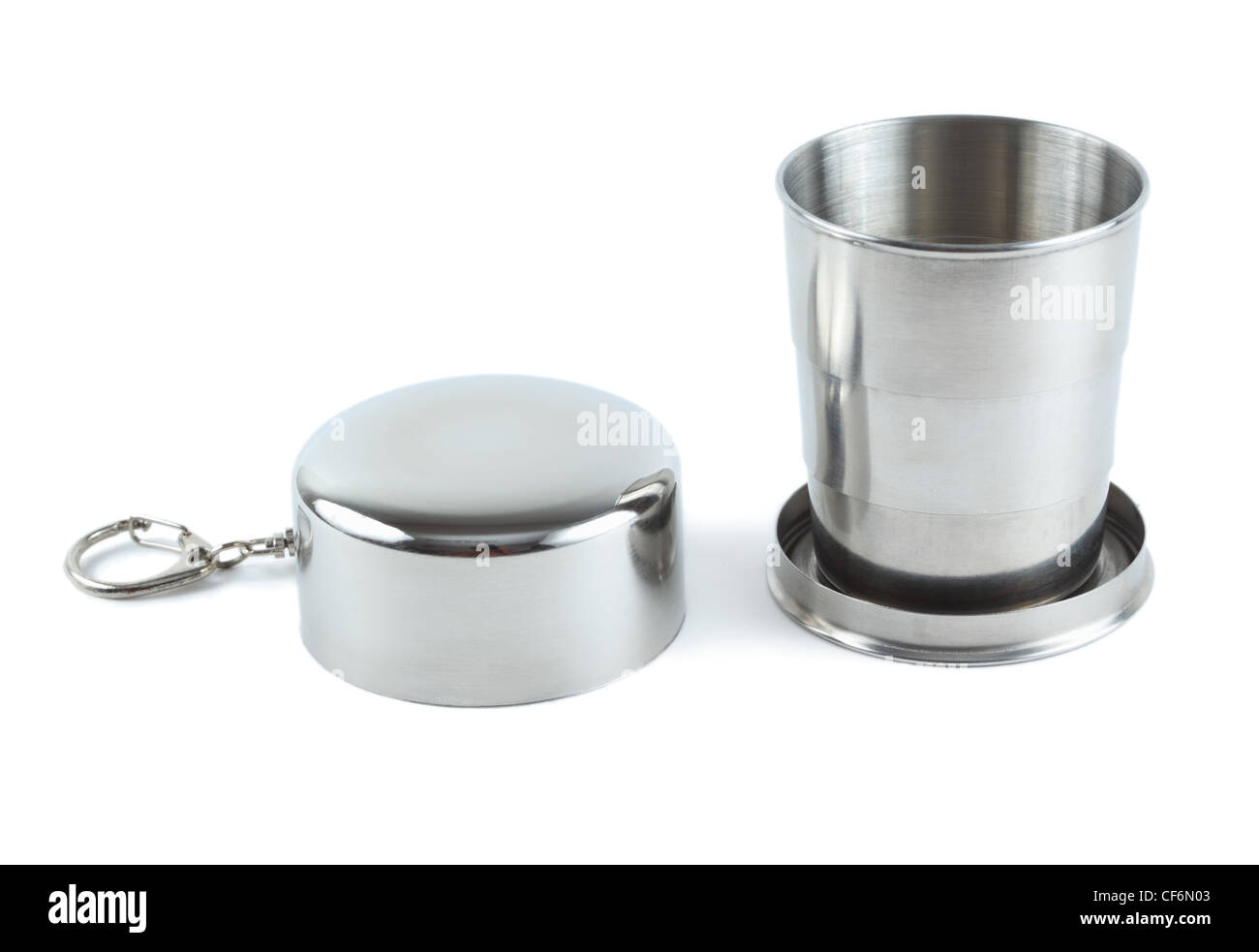 En acier à grande échelle tasse près de couvrir celle-ci avec l'anneau isolated on white Banque D'Images