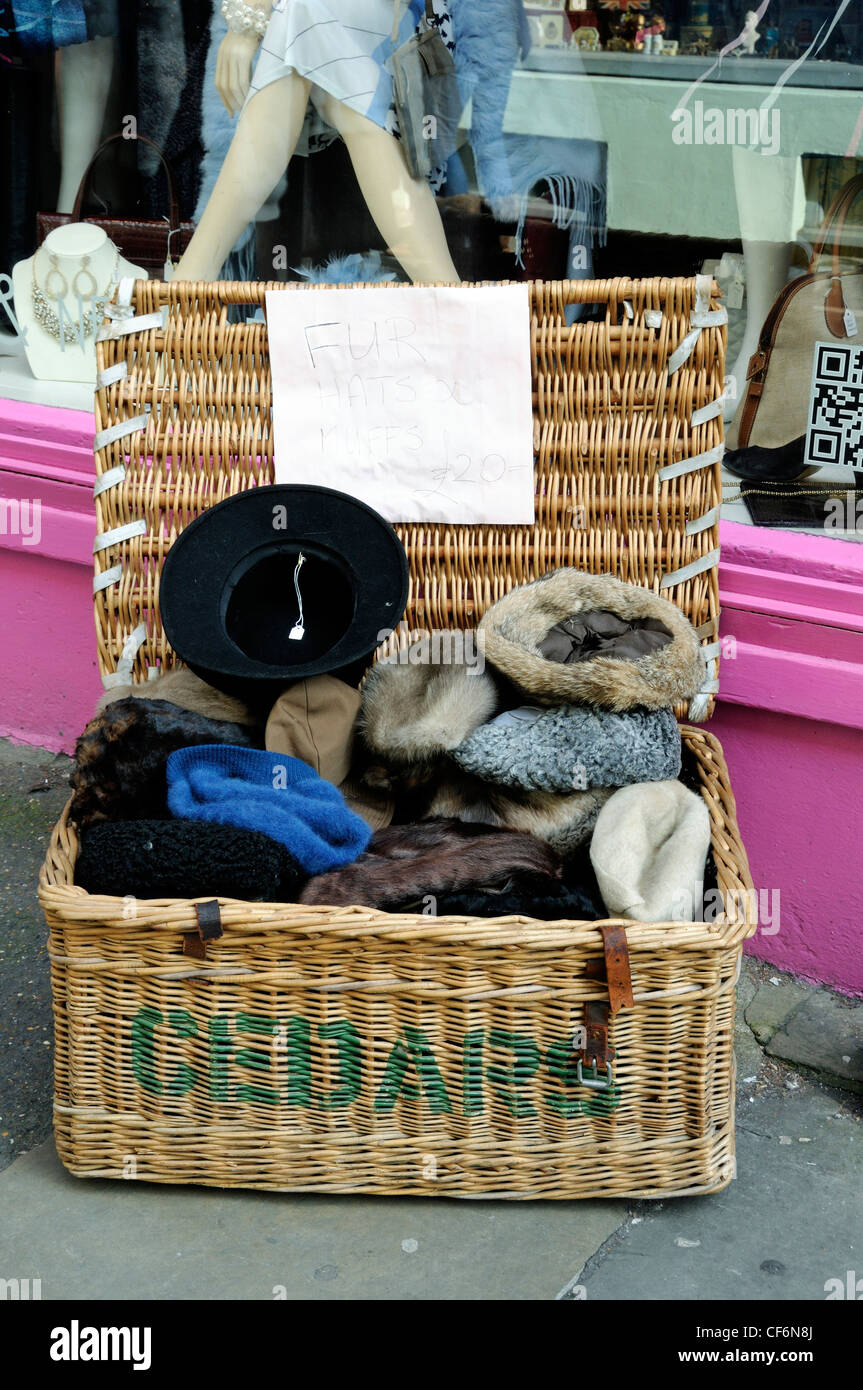 Cache-oreilles et chapeaux de fourrure vintage à vendre dans un panier à  l'extérieur d'une boutique à Camden Passage Islington Londres Angleterre  Royaume-uni Photo Stock - Alamy