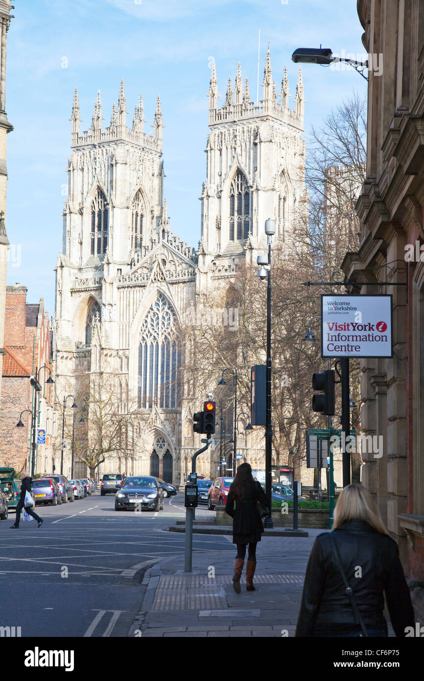 York Minster, Deangate, York, North Yorkshire, Angleterre visiter York d'inscription bienvenue à Yorkshire en premier plan Banque D'Images