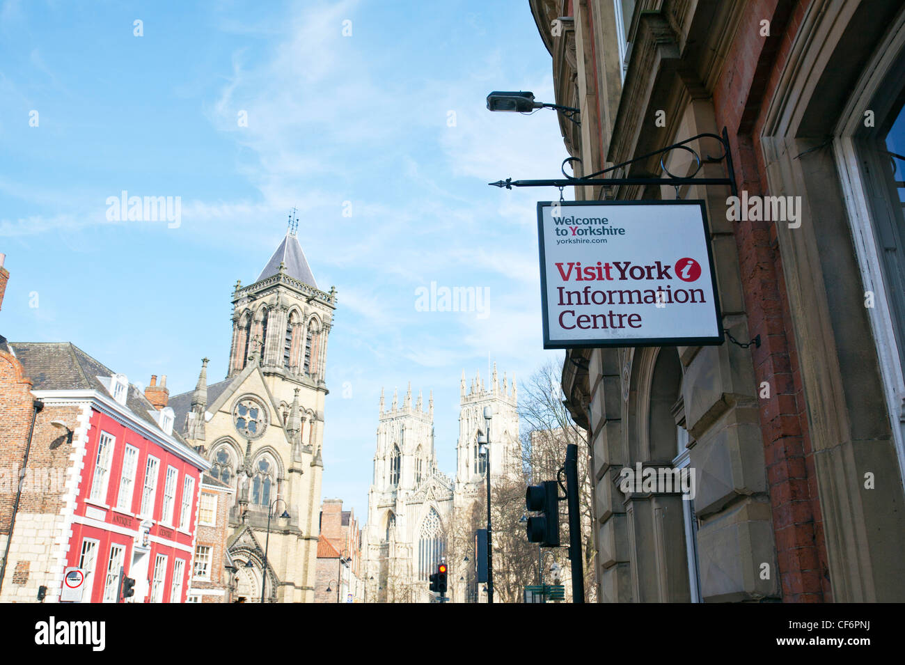 York Minster, Deangate, York, North Yorkshire, Angleterre visiter York d'inscription bienvenue à Yorkshire en premier plan Banque D'Images
