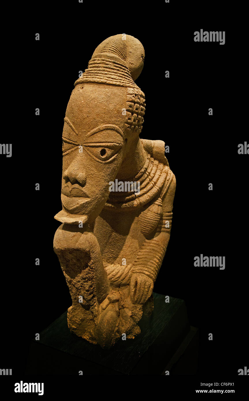 Mettre l'une à caractère sur le menton de son genou en terre cuite sculpture Nok avant 6e 100 BC Nigeria Afrique Banque D'Images