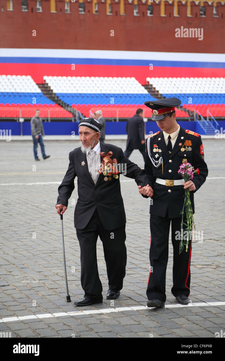 Moscou 6 mai jeune soldat vétéran permet de marcher défilé répétition honneur Grande Guerre Patriotique victoire à la place Rouge Le 6 mai Banque D'Images