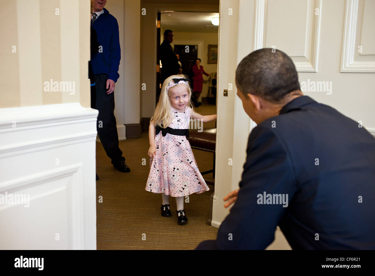 Le président Barack Obama se félicite de Make-A-Wish enfant Kennedy Alexander pour le Bureau Ovale le 15 mars 2011 à Washington, DC. Banque D'Images