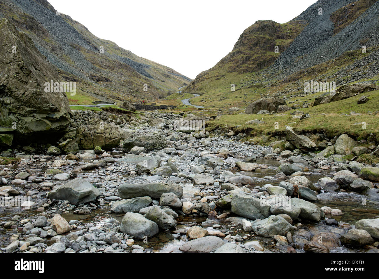 Vue depuis la rivière à Honister Pass, Lake District, Cumbria, Royaume-Uni Banque D'Images