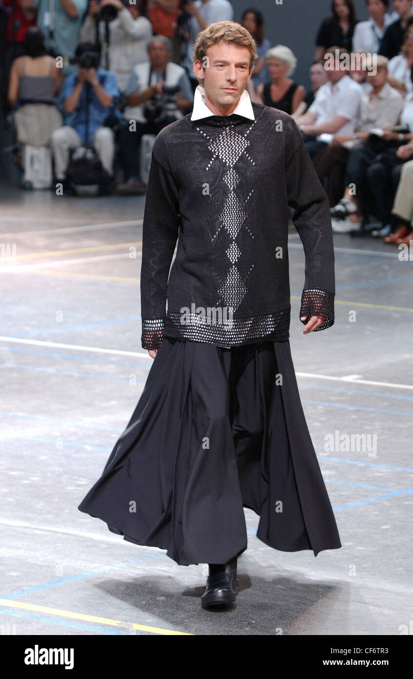 Yohji Yamamoto PRET A PORTER PARIS Printemps Eté défilé de mode masculine  de cheveux brun modèle portant une chemise blanche sous le cavalier noir  Photo Stock - Alamy