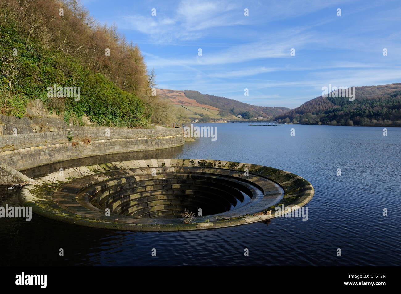 Le bouchon de trou sur le barrage de ladybower Derwent Valley Derbyshire, Angleterre, Royaume-Uni Banque D'Images