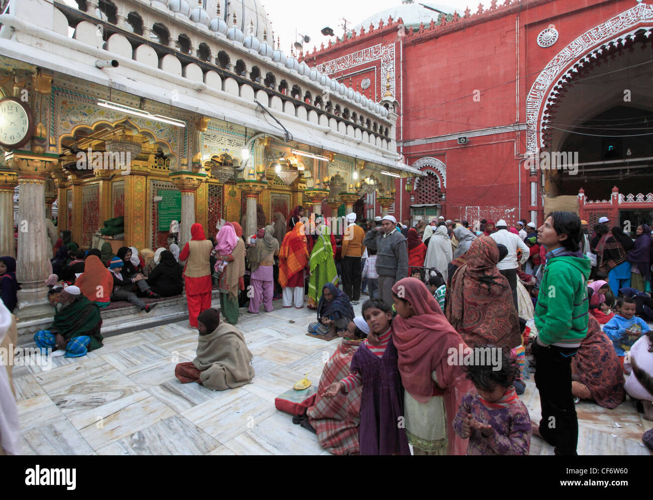 L'Inde, Delhi Nizamuddin Chisti ; ; ; ; saint soufi musulman ; lieu de culte ; Dargah Hazrat Nizamuddin Aulia ; personnes ; Banque D'Images