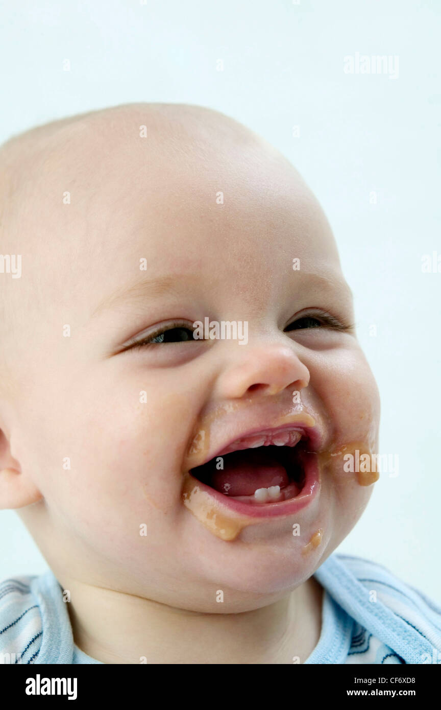 Homme Bebe Portant Haut Raye Bleu Avec Des Aliments Pour Bebe A La Bouche Ronde A L Autre Souriant Contre Fond Blanc Photo Stock Alamy Homme Bebe Portant Haut Raye Bleu Avec Des Aliments Pour Bebe A La Bouche Ronde A L Autre Souriant Contre Fond Blanc Photo Stock Alamy
