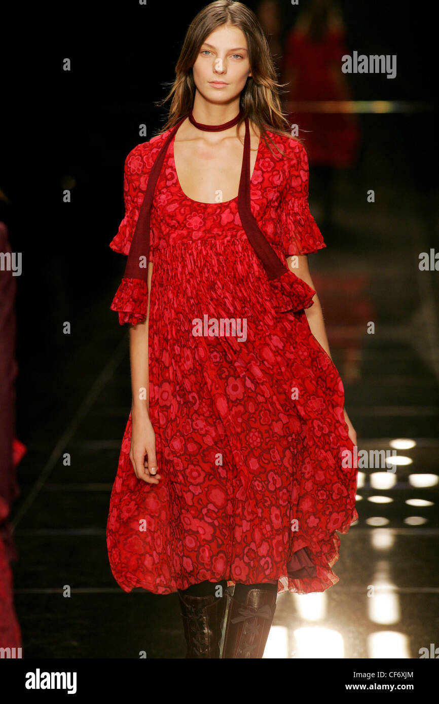 Burberry Milan Prêt à Porter Automne Hiver modèle Daria Werbowy ukrainien canadien en robe rouge robe imprimée Banque D'Images