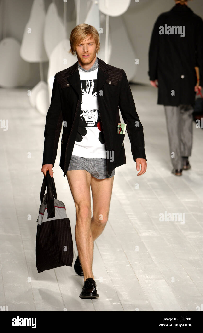 Antonio Marras Milan S S de vêtements d'homme vêtu de noir veste par-dessus  un Andy Warhol portrait t shirt short gris noir Photo Stock - Alamy