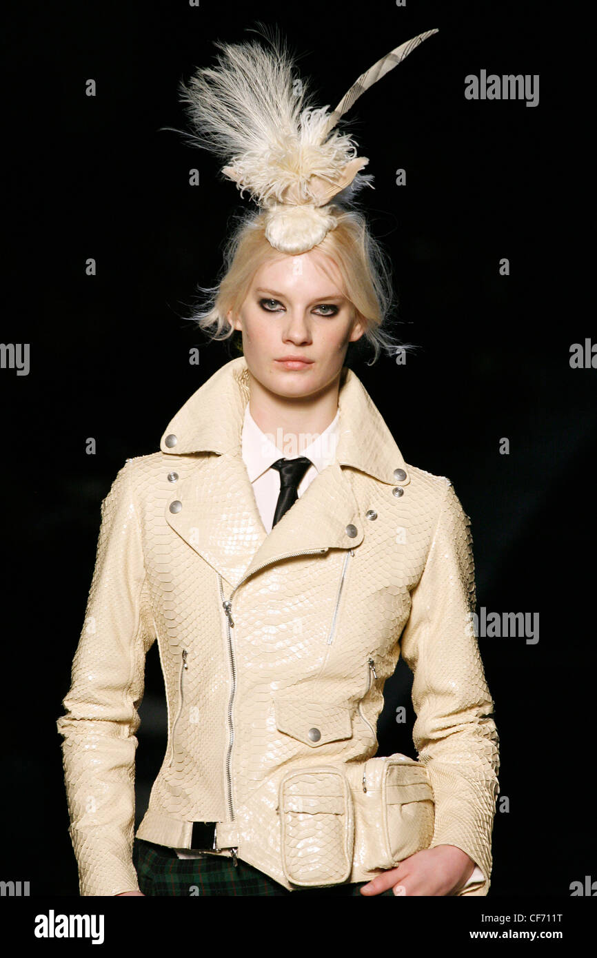 Jean Paul Gaultier Paris Prêt à Porter Automne Hiver Mannequin portant  veste en cuir crème, chemise blanche, cravate noire, chapeau bas Photo  Stock - Alamy