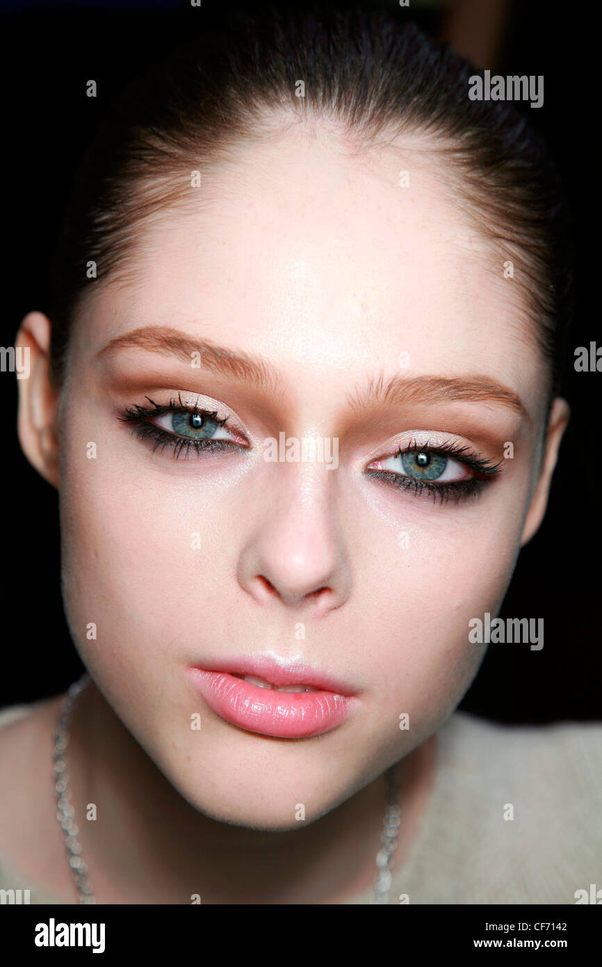 Belstaff Backstage Milan Automne Hiver Brown fard à paupières, eyeliner  épais et noir sur les paupières inférieures, de brillant à lèvres Rose  Photo Stock - Alamy