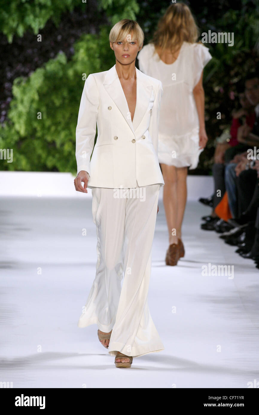 Stella McCartney Prêt-à-Porter Paris Printemps Été tailleur pantalon blanc  Pantalon large en soie et veste boutonnée Photo Stock - Alamy