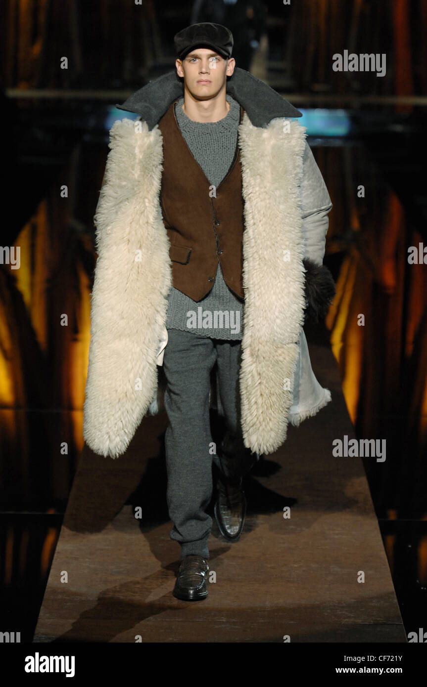 Dolce et Gabbana Milan Prêt à Porter Automne Hiver Style Dandy : homme  porter manteau de mouton sur chandail gris, marron Photo Stock - Alamy
