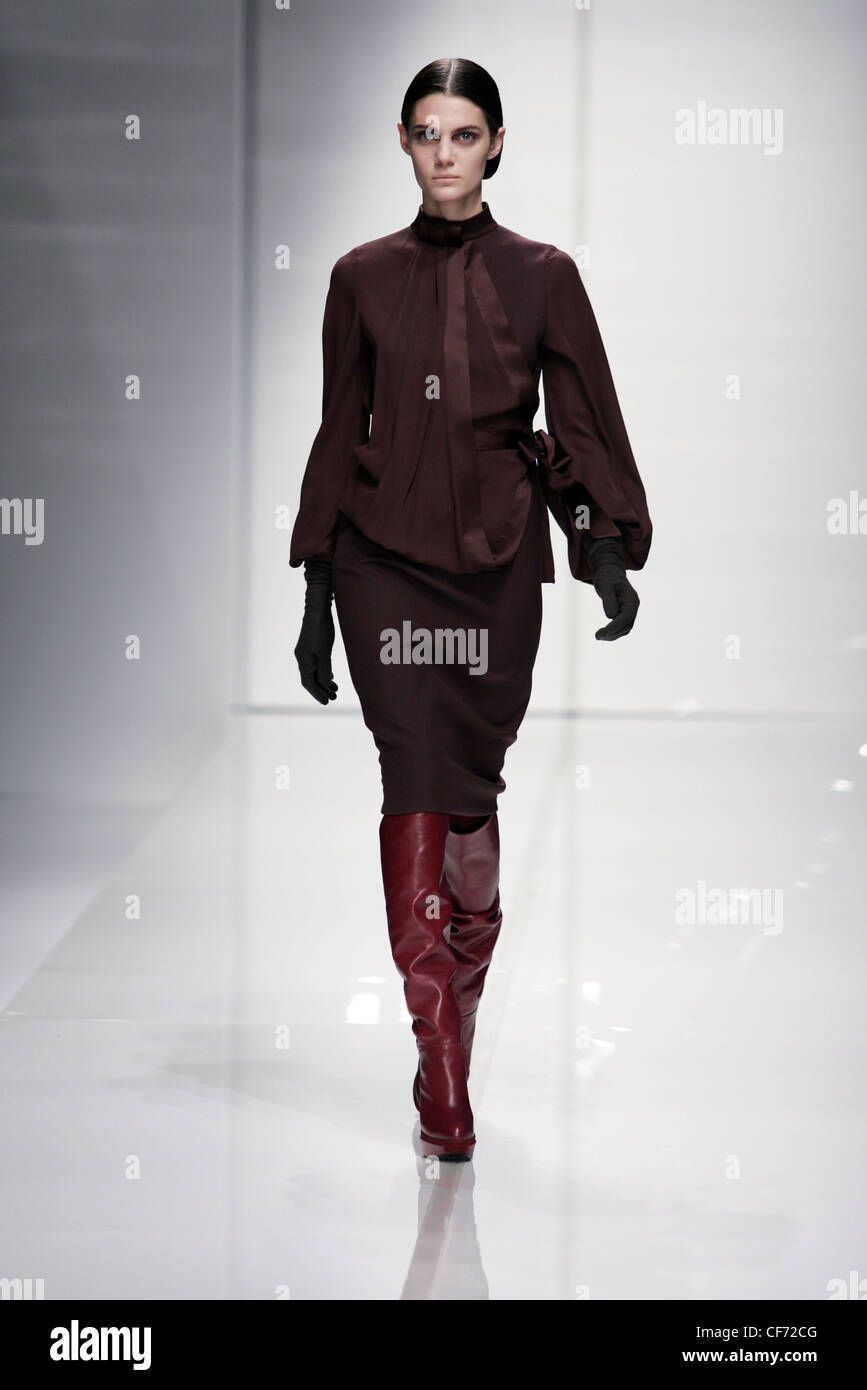 Brioni Milan Prêt à Porter Automne Hiver Bourgogne jupe en cuir rouge et la  longueur du genou bottes et gants Photo Stock - Alamy