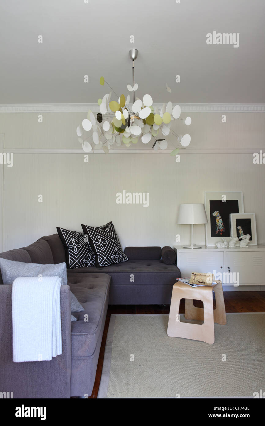 Appartement à Sydney interiwith salon canapé d'angle de l'habitat, de  l'armoire basse métallique blanc Ikea, pendentif papillon Photo Stock -  Alamy