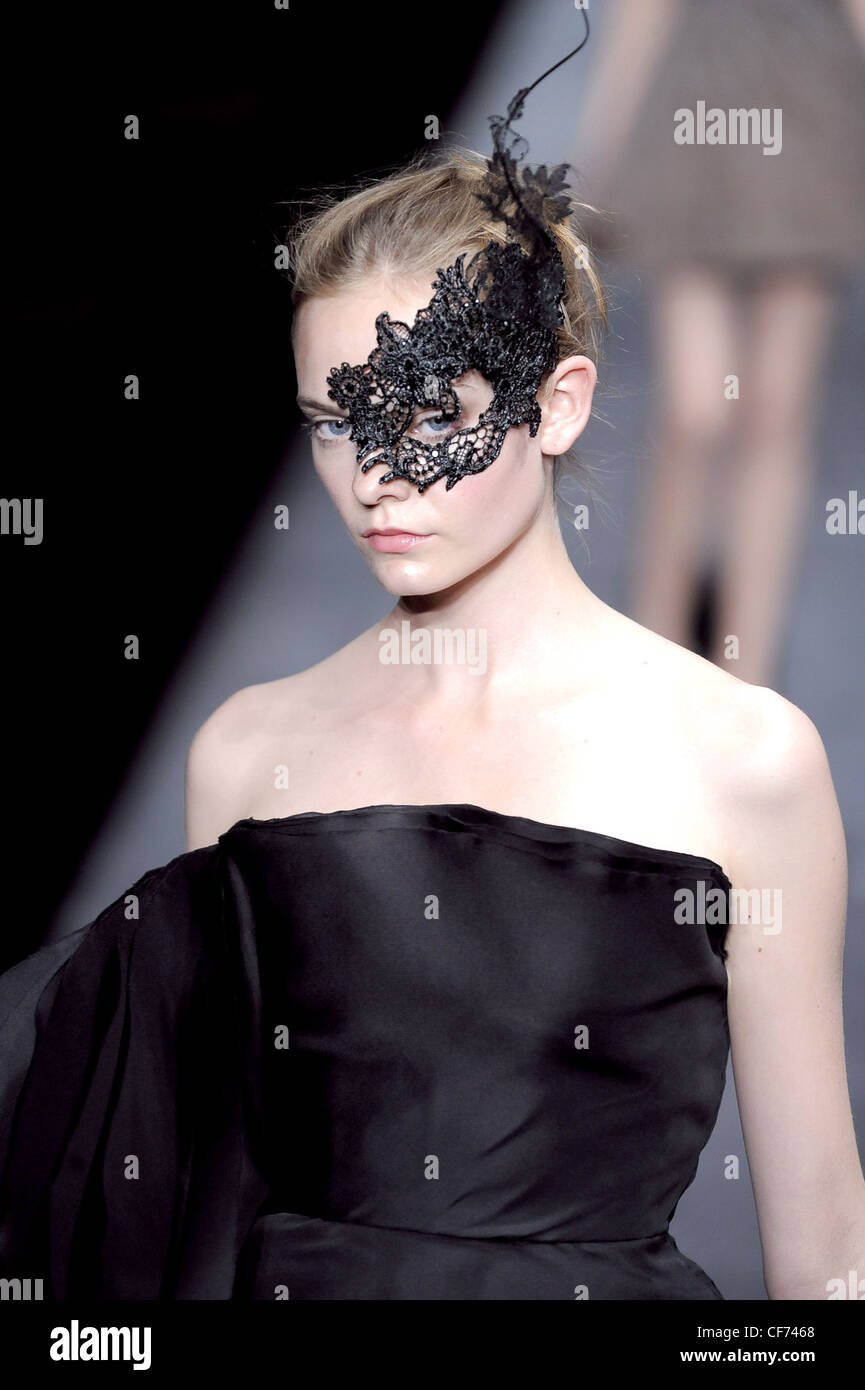Valentino Haute Couture Paris Automne Hiver Mannequin portant une robe noire  sans bretelles et dentelle noir masque de visage Photo Stock - Alamy