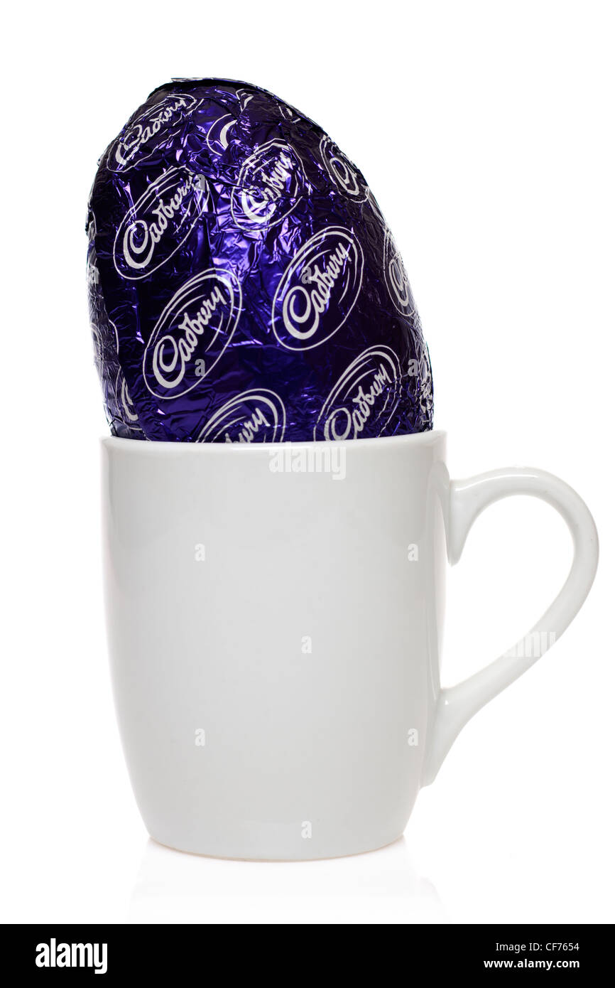 Oeuf de Pâques Cadbury dans un mug blanc ordinaire Banque D'Images