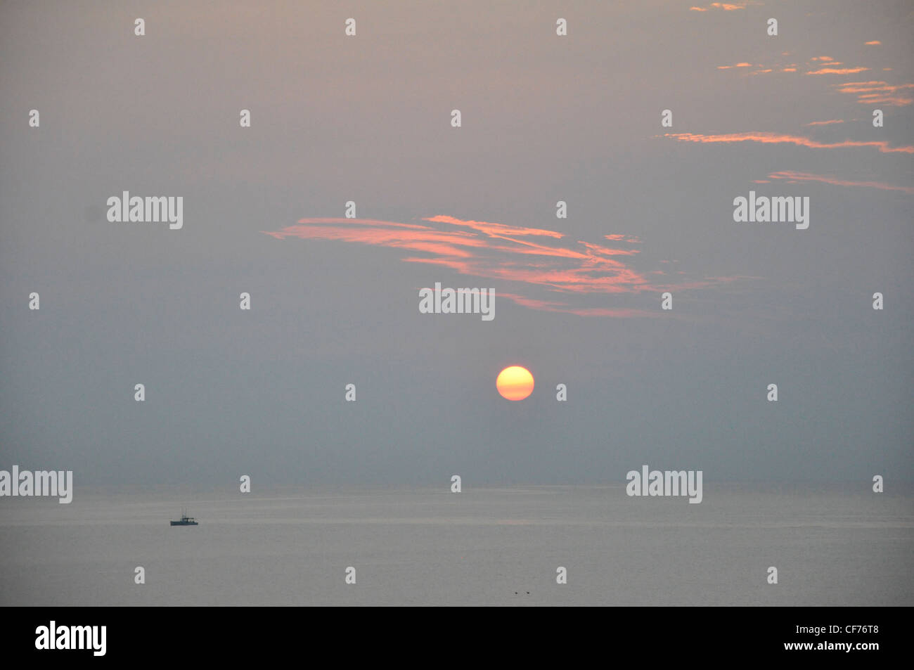 Ciel nuages rose romantique soleil bas seascape boat Key Biscayne Banque D'Images