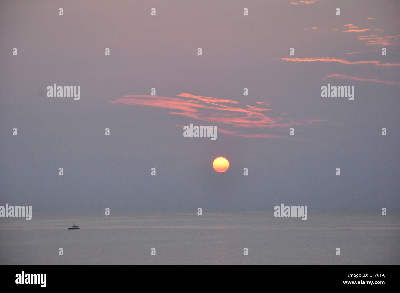 Ciel bleu nuages rose romantique soleil bas seascape boat Key Biscayne Banque D'Images