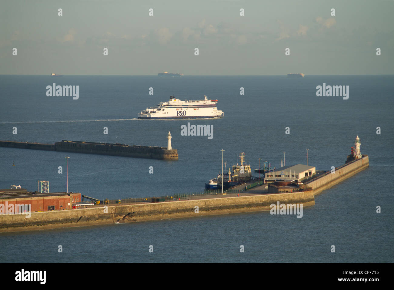 Un P&O Ferries traversent la manche en passant le port murs du Port de Douvres, Kent, Angleterre. Banque D'Images