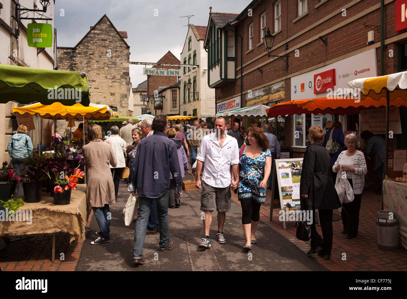 Stroud, Gloucestershire, Royaume-Uni, Union Street, les acheteurs dans le marché hebdomadaire Banque D'Images