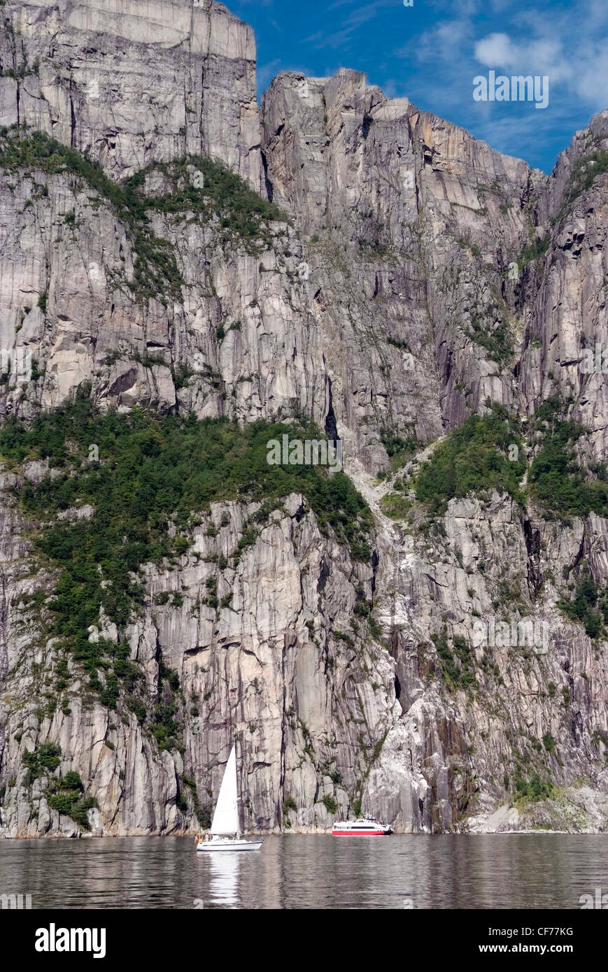 La Norvège Lysefjord Teast de Stavanger, au-delà de l'Høgsfjord. Les murs de roche pure s'élever à plus de 3000ft au-dessus du fjord. Pulpit Rock. Banque D'Images