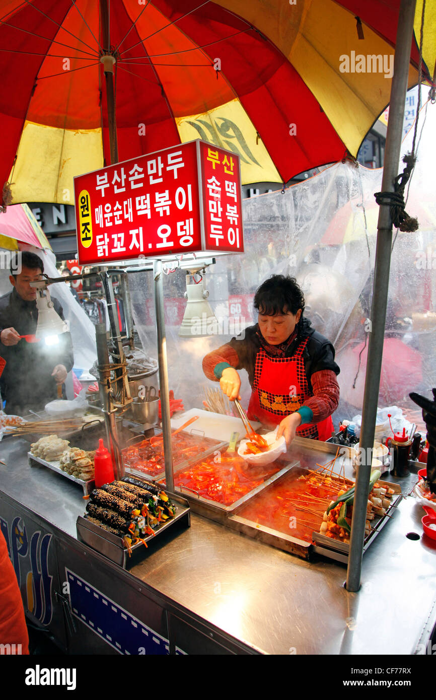Les vendeurs de rue vendant des aliments traditionnels coréens de cale à Busan, Corée du Sud Banque D'Images
