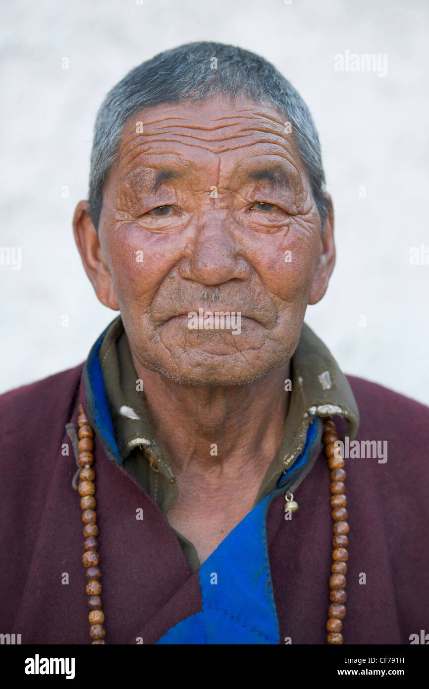 Vieux homme ladakhis en vêtements traditionnels à Leh (Ladakh), Jammu-et-Cachemire, l'Inde Banque D'Images