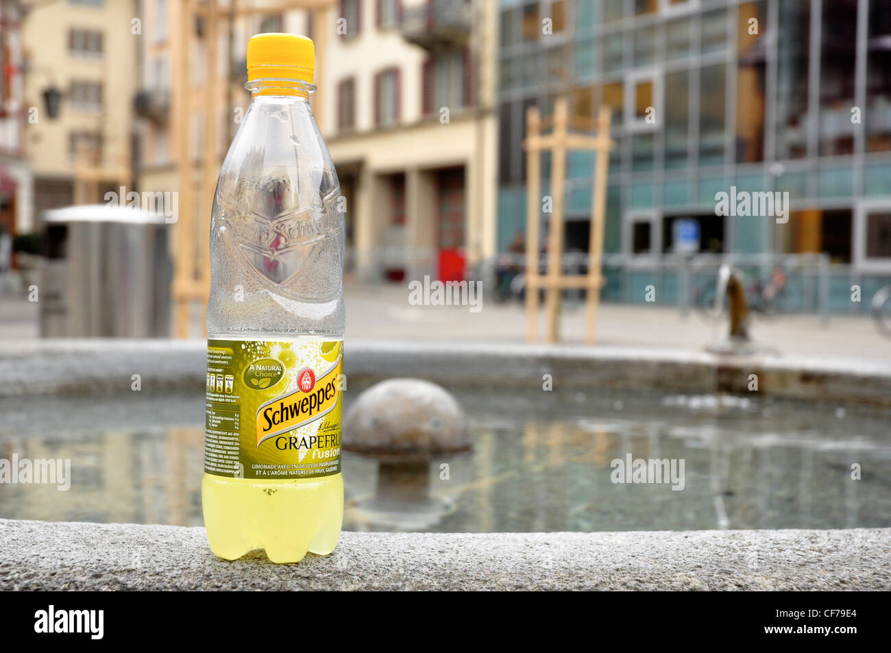 Une bouteille vide schweppes sur rue Banque D'Images