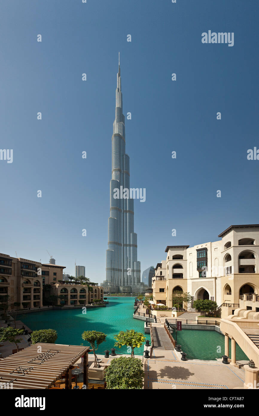 La tour Burj Khalifa vu de 'la vieille ville' (zone de l'île de Dubaï - Emirats Arabes Unis). La tour Burj Khalifa, à Dubaï. Banque D'Images