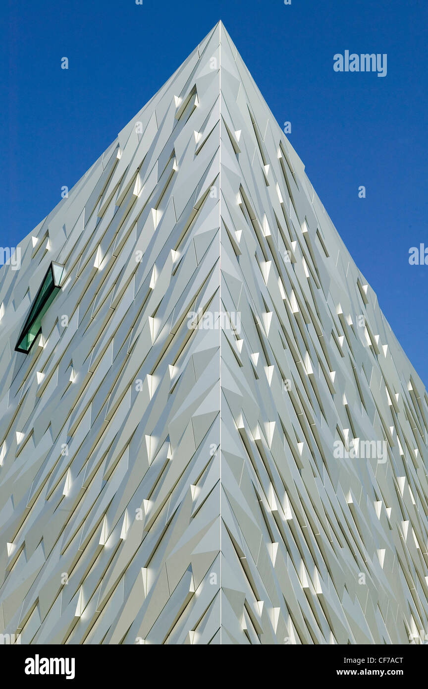 L'un des 4 coins de la Titanic Belfast® visitor centre, couverts en aluminium, chacune représente la proue d'un navire. Banque D'Images