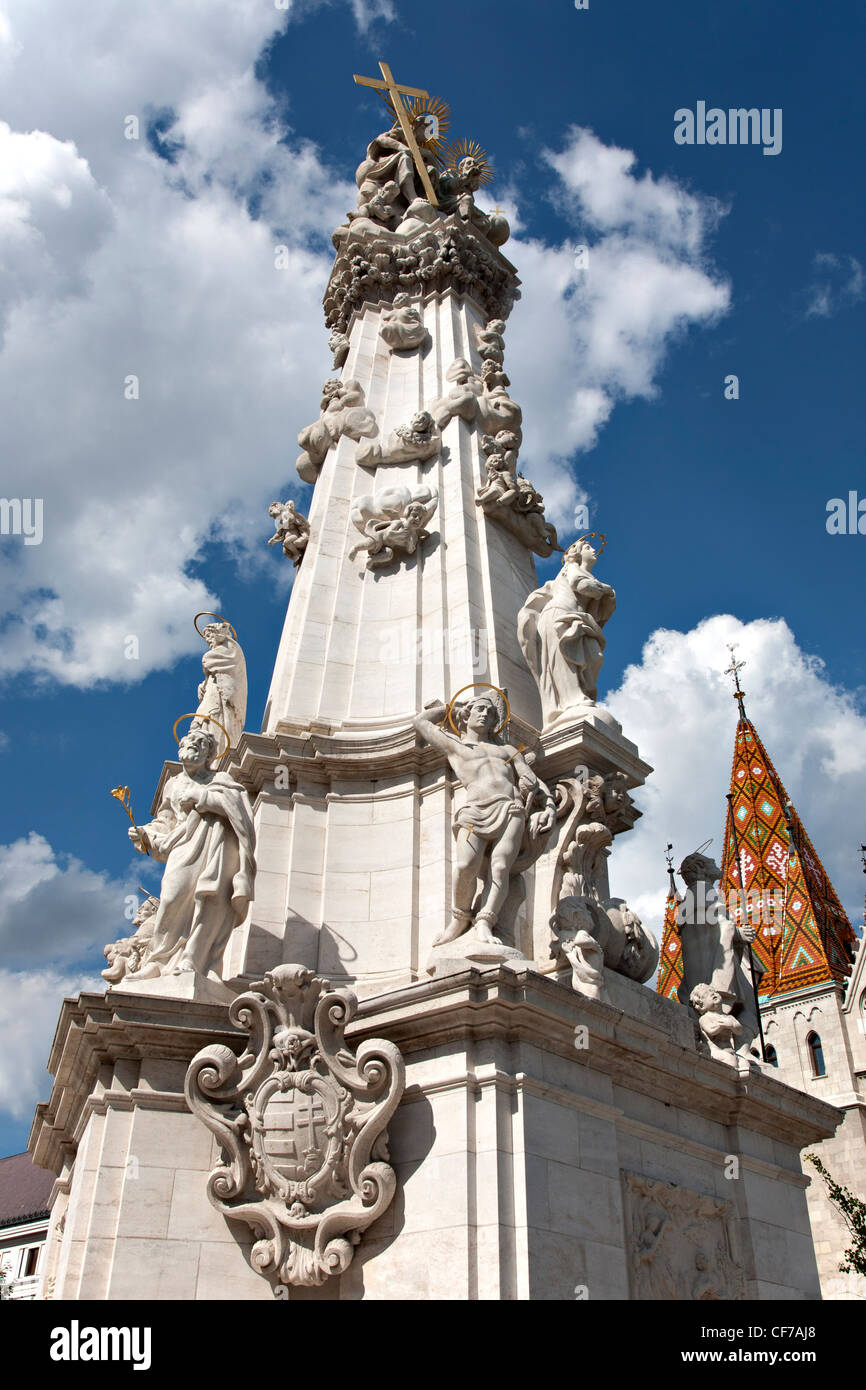 Toit et statuts de l'église Matthias, Budapest, Hongrie Banque D'Images