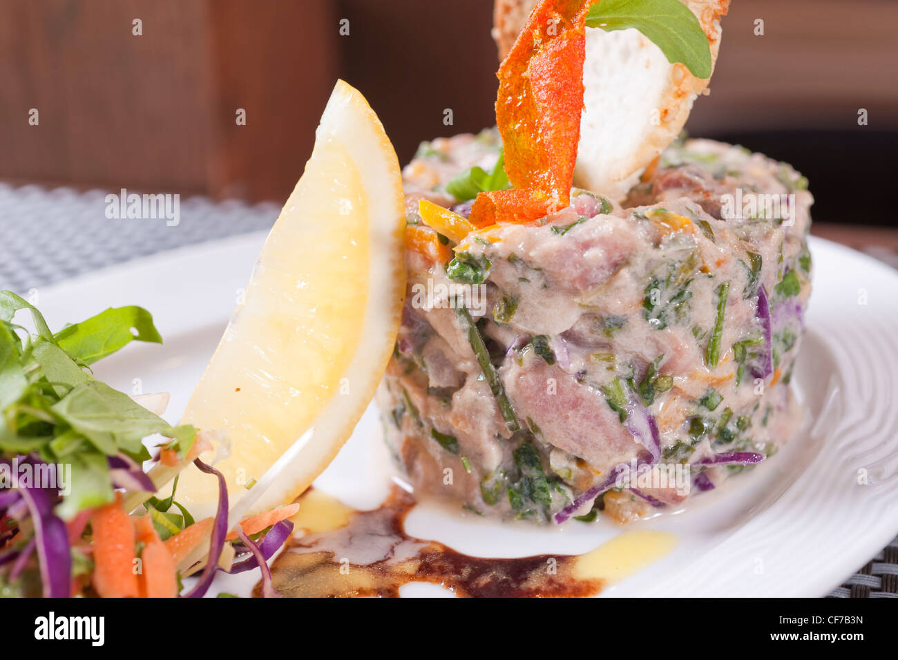 A la carte tartare de thon apéritif plat dans un restaurant. Banque D'Images