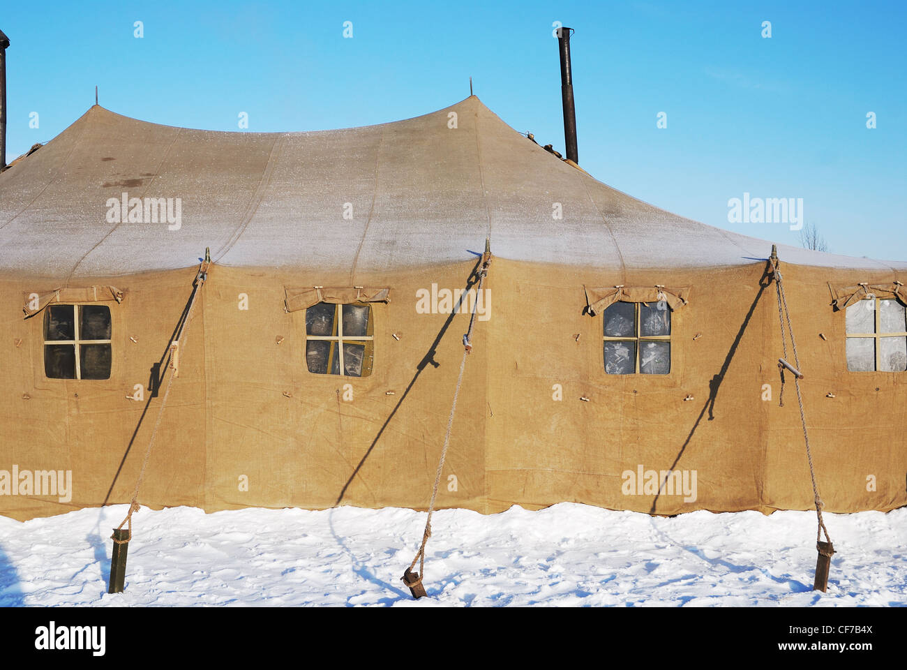 Tente militaire avec windows gelés en hiver Banque D'Images