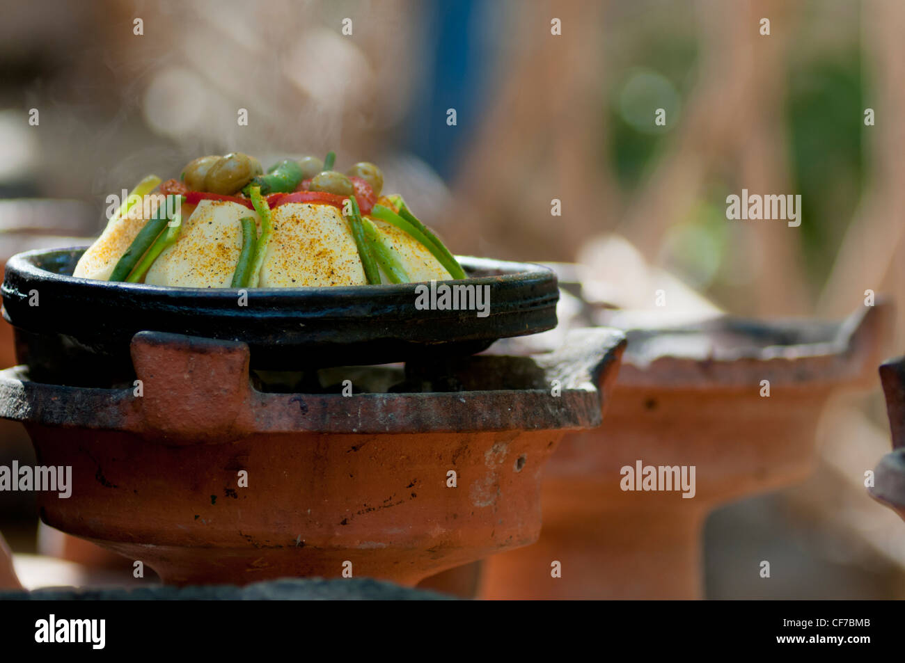 Plat marocain cuit dans un tajine, Maroc, Aftrica Banque D'Images