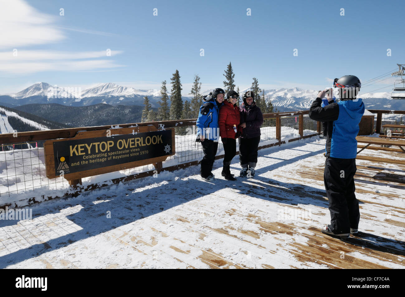 Donnent sur le sommet avec les skieurs de prendre une photo, Keystone Resort, Colorado Banque D'Images