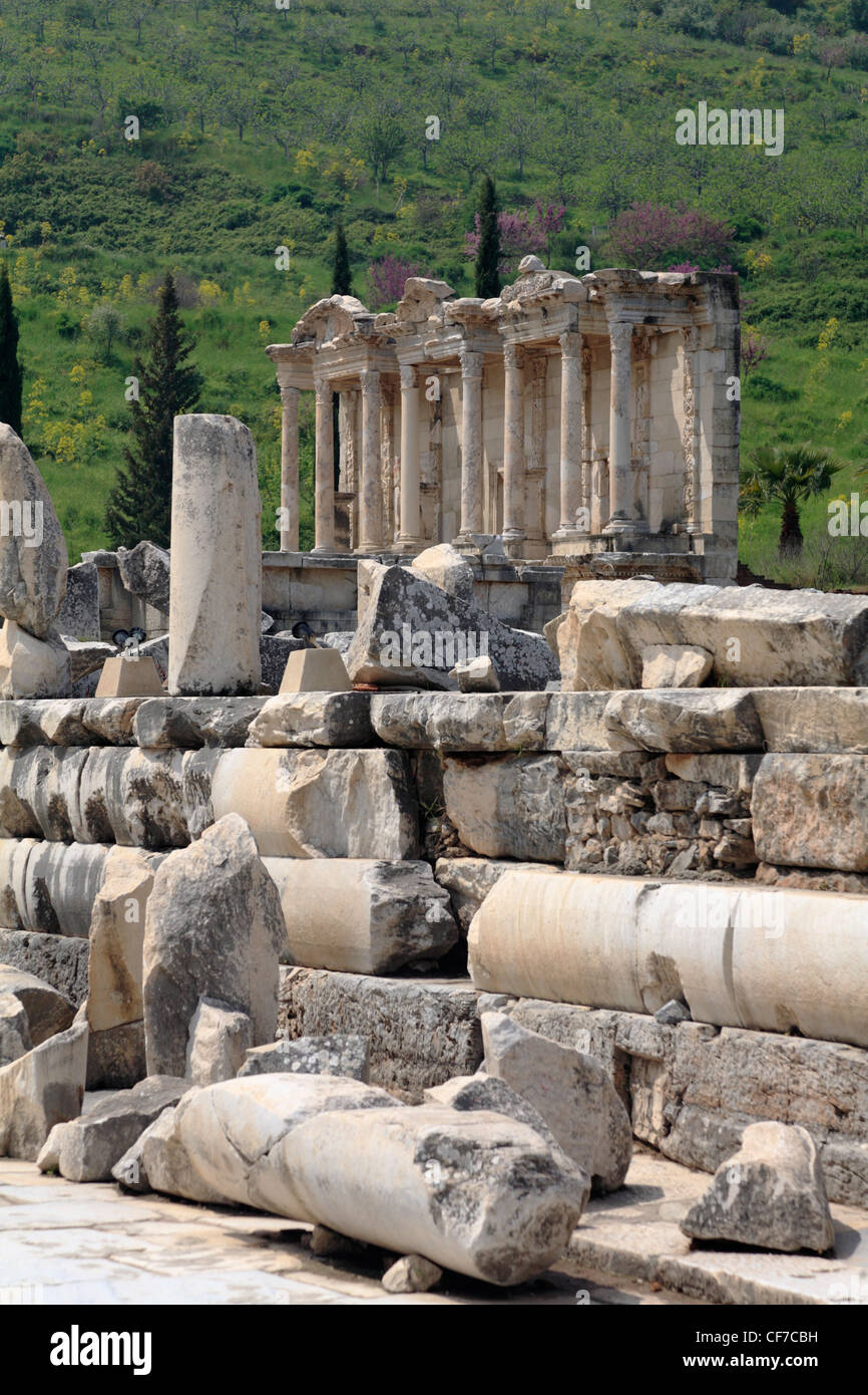 Détail des ruines, de colonnes romaines la tombée de la bibliothèque intégrée Celcus Ephèse Turquie Banque D'Images