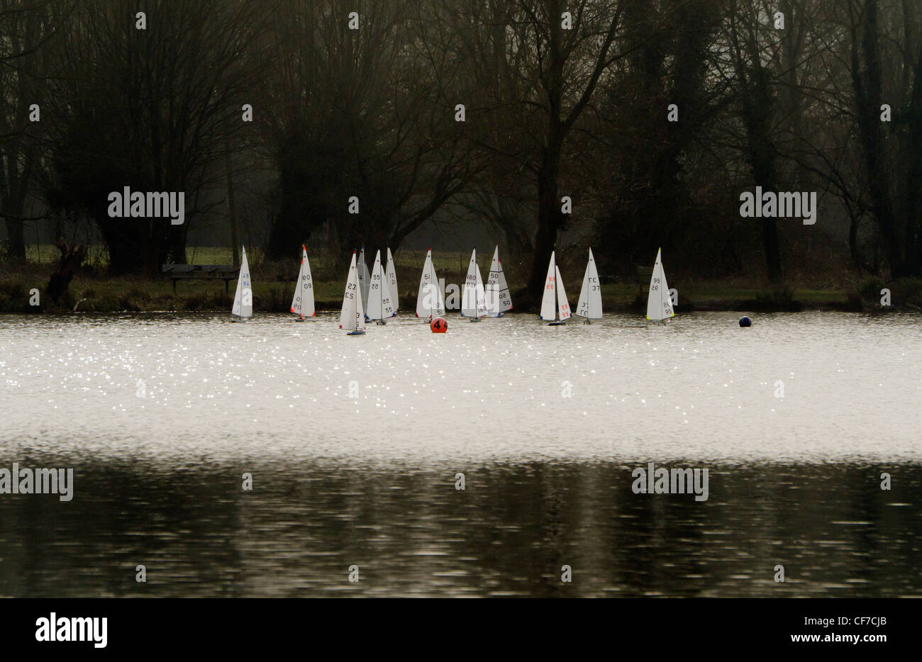 Bateaux et yachts modèle lointain à Rickmansworth Aquadrome Herts UK Banque D'Images