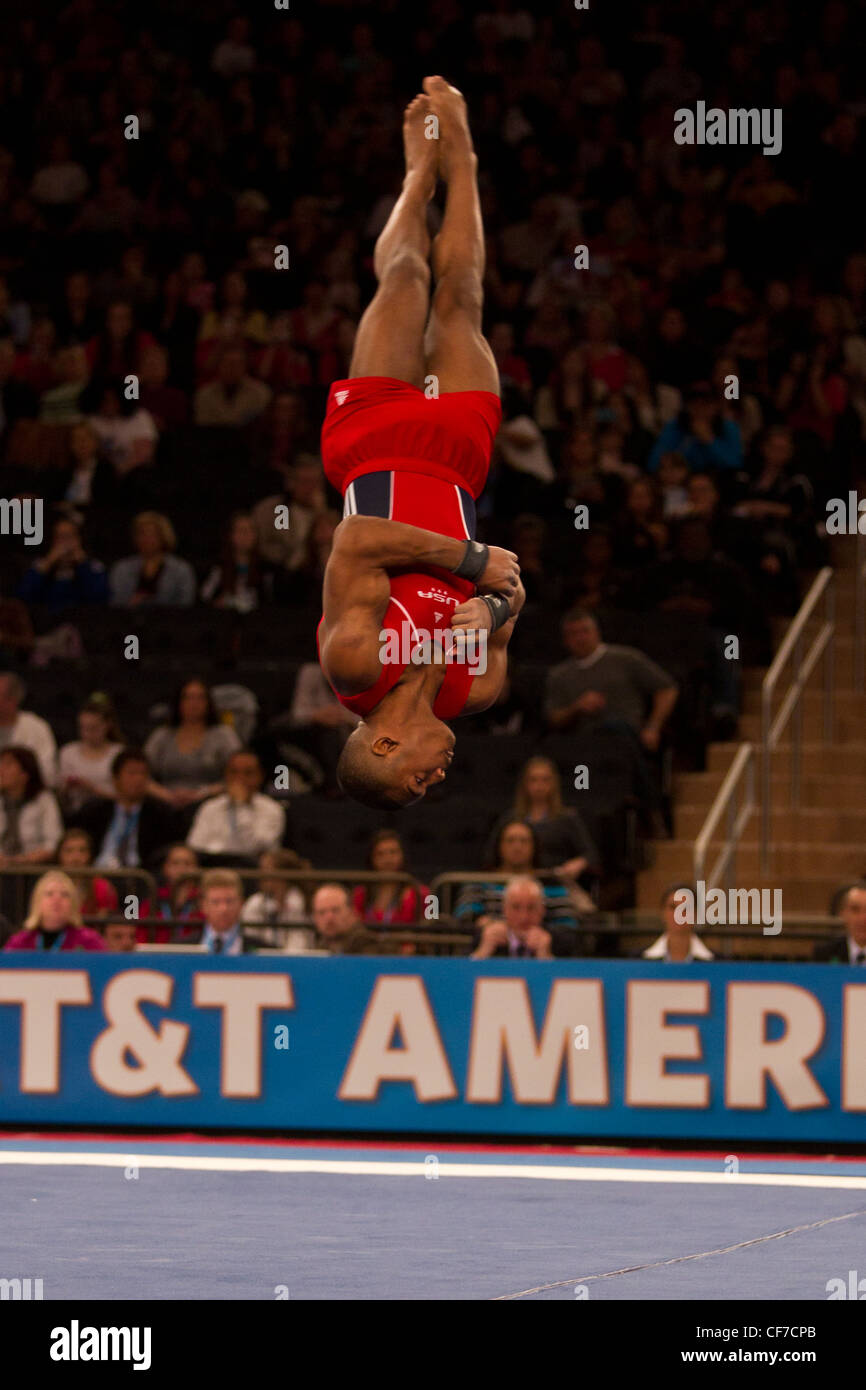 John Orozco (USA) participe à l'exercice au sol à l'événement 2012 American Cup La gymnastique Banque D'Images