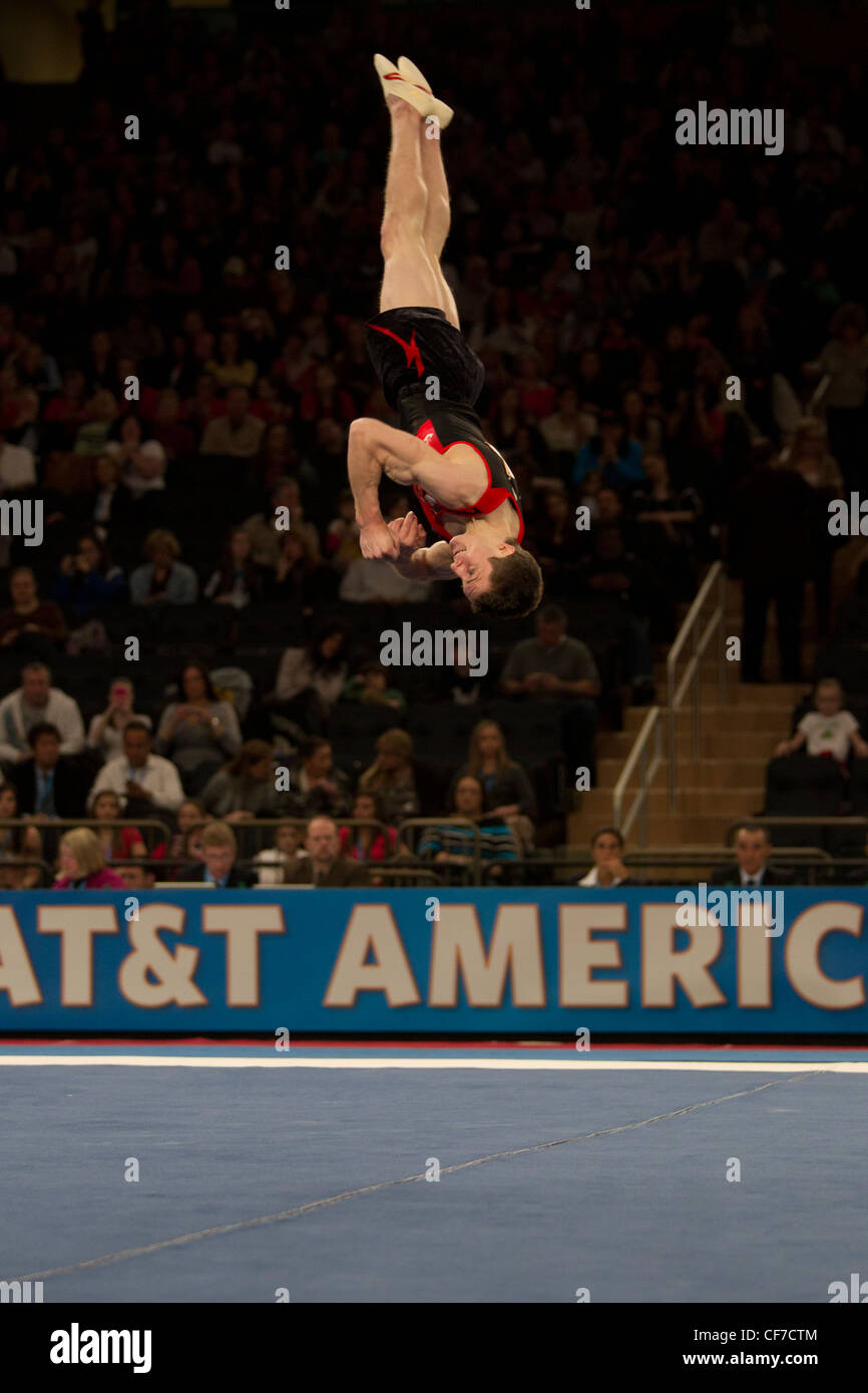 Jackson Payne (CAN) participe à l'exercice au sol à l'événement 2012 American Cup La gymnastique Banque D'Images